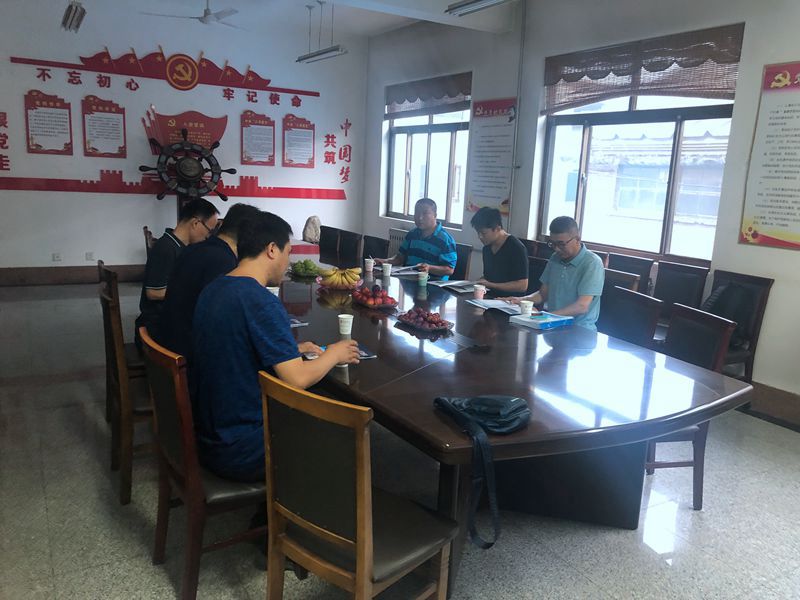 河南的孫總和丁總，濰坊張總來(lái)我廠(chǎng)考察400鏈軌全液壓動(dòng)力頭型鉆機(jī)